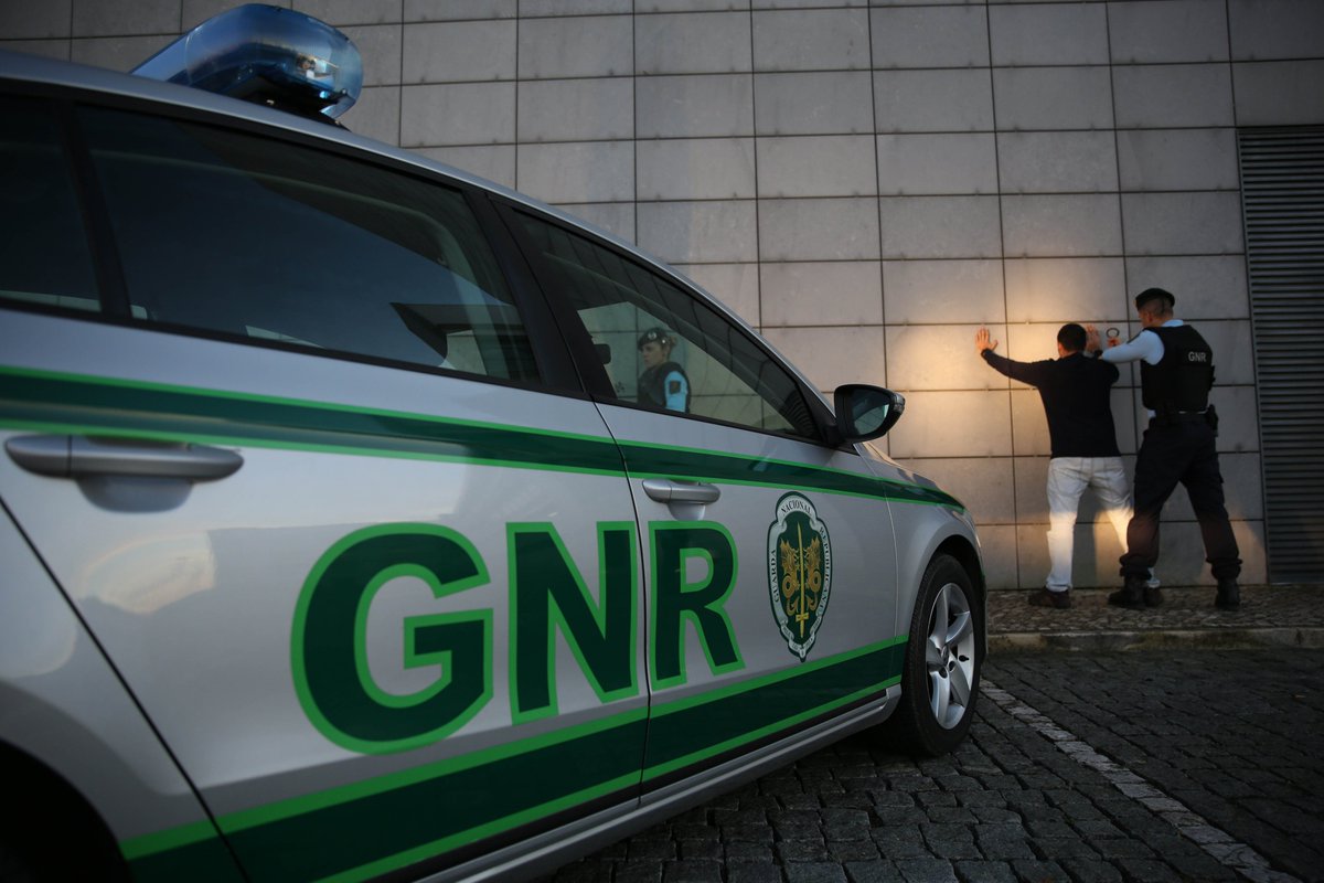 GNRepublicana's tweet photo. Águeda – Detido por condução sem habilitação legal e falsificação

Detivemos, no dia 18 de outubro, um homem por condução de veículo com título de condução falso, no concelho de Águeda.
https://t.co/rngAvQdiwj https://t.co/0BW70RMvKW