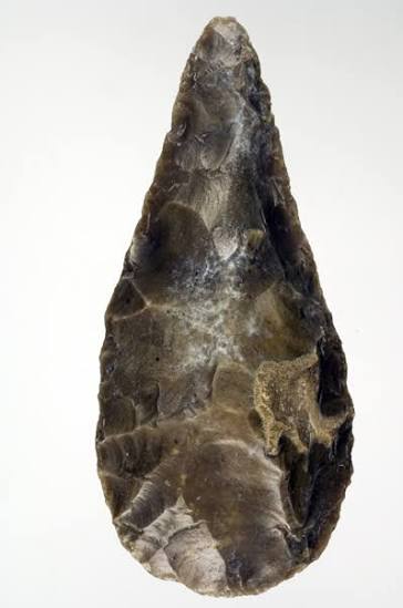 ivandiazsm's tweet photo. El Bifaz: La Navaja Suiza Prehistórica. El bifaz es un utensilio lítico tallado por ambas caras para lograr simetría. Servía como instrumento polivalente para cortar, desollar, excavar, raer pieles y perforar. Se tallaba mediante percusión directa o indirecta, golpeando un núcleo https://t.co/lSARfE0hOG
