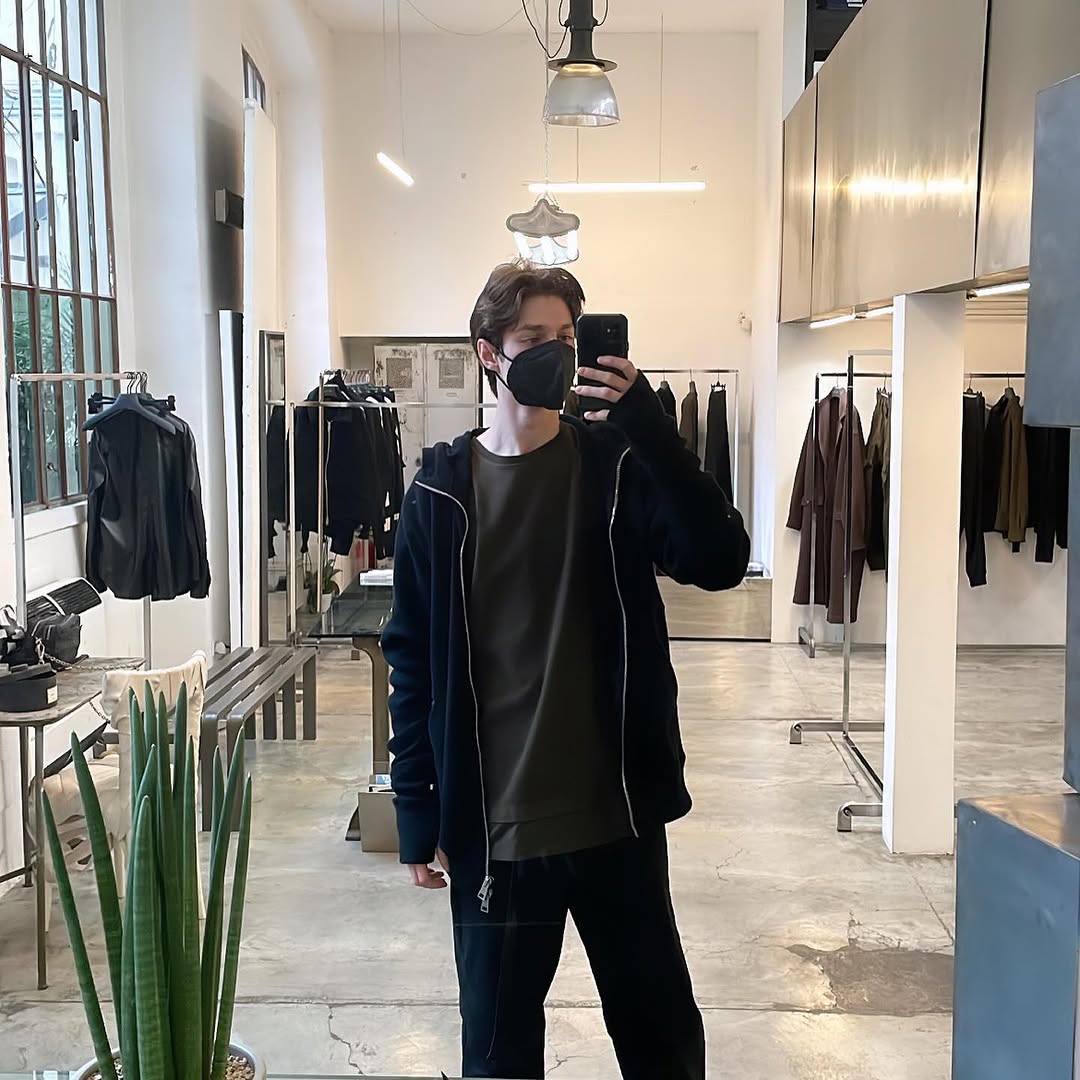 DorianFairfu's tweet photo. BTS Showroom for @andreayaaqov // January 2022 https://t.co/r2819vrxsO