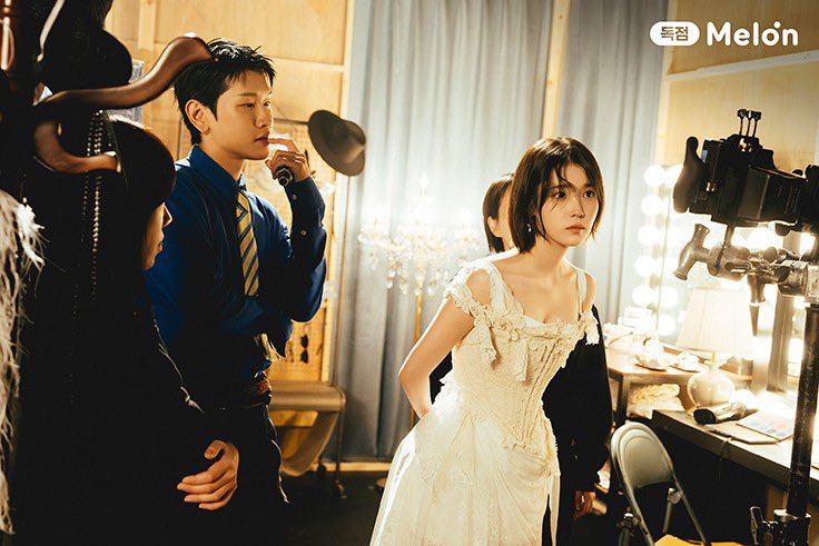 iuedelweiss's tweet photo. [멜론 매거진] 크러쉬 ‘삐그덕 (Feat. 아이유)’ 뮤비 촬영 비하인드 속 아이유

[Melon Magazine] IU in behind the scenes photos from Crush’s “seesaw (Feat. IU)” MV filming

#아이유 #IU https://t.co/kwUg87Uinu