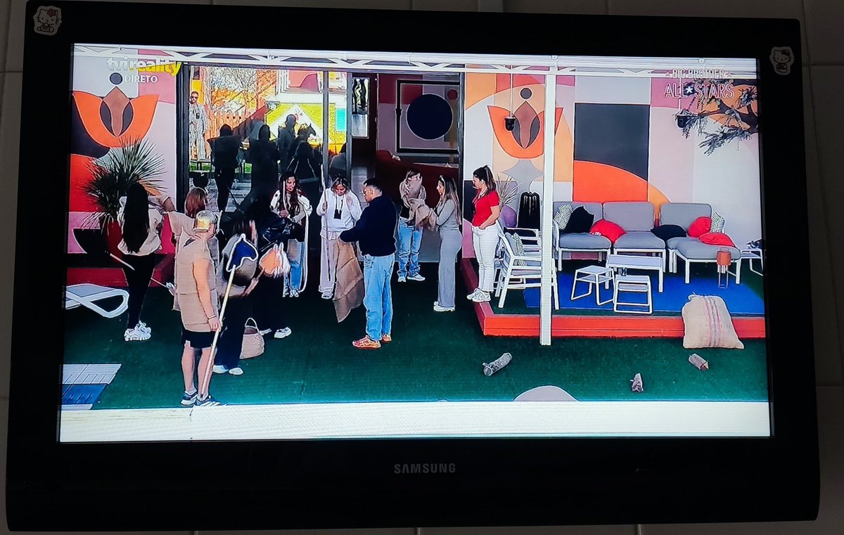 MarisaA34700055's tweet photo. Foram avisados 
15 min para estarem prontos 

Dinâmica ( ridícula) mas é uma dinâmica 

O Francisco continua a dormir...

Não sei porquê é que eles não se passam mesmo ...
E a produção nada faz ..

#bbtvi 
É uma palhaçada autêntica https://t.co/cwFP784wNX