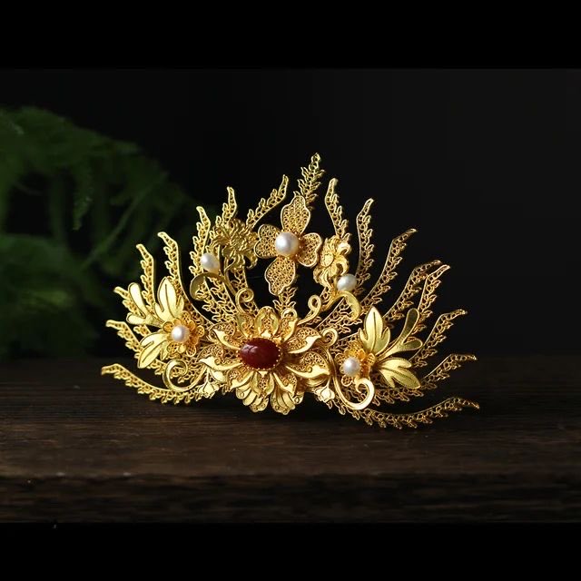 marinplayzmc's tweet photo. N.D’s tiara and jewelry box .
I guess a little fun thing , she was supposed to wear it during her fight , but chose to have it crowned onto her head during the tiara ceremony .

I mean . It looks similar to the one I draw ( Kind of ) . ➴
#madnesscombatoc https://t.co/2LF4mOze0c