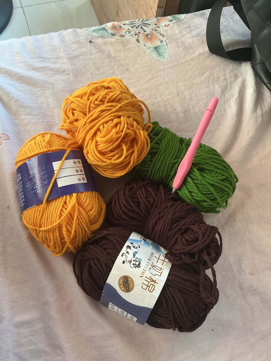 RCzennie_'s tweet photo. currently working on the crochets na po &amp; kapag free time ko lang po gagawin. target ko ay 25-30 keychains so vv limited lang talaga ang mabibigyan ko. pero if ever na nareach ko ang 30 and may time pa, itutuloy ko na lang. thanks po🫶🏻🌻 + nasa cart ko pa lang ung ibang yarn https://t.co/7fTdWccVQb