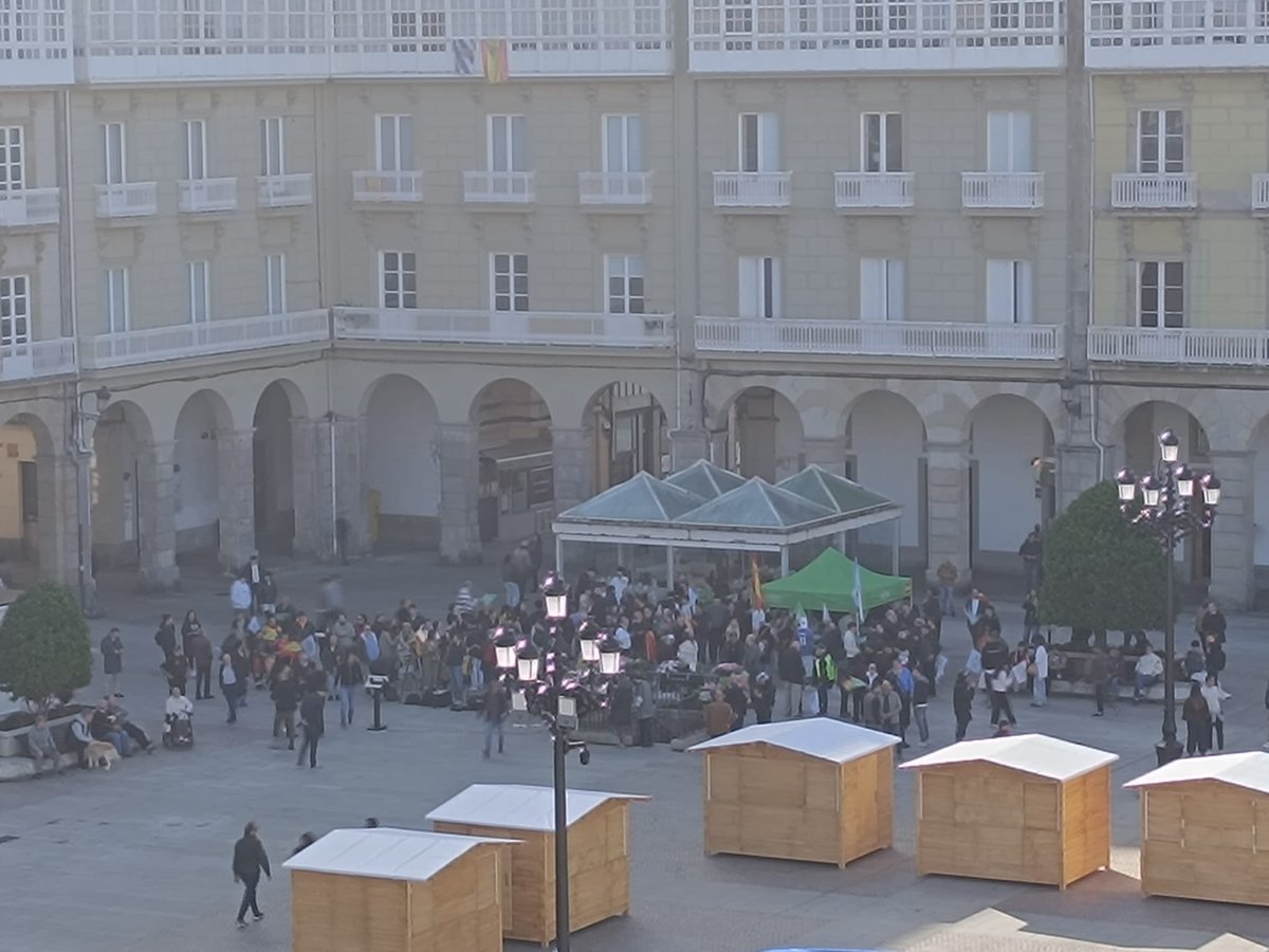 iagoprada's tweet photo. Las fotos del acto de Vox de esta mañana en María Pita hablan por sí solas: cuatro frikis en una esquina y centenares de antifascistas mostrando que la ultraderecha no tiene cabida en Coruña. https://t.co/ICKYdS259p