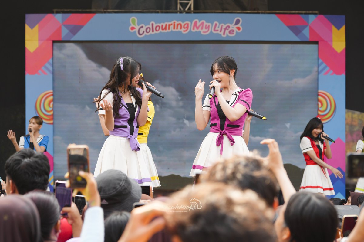 InfoDemichi's tweet photo. Been so long since we had a moment like this again aka having Mamacha accompany her for a school festival performance lol 💜❤️

📸: @Michie_JKT48 @L_MarshaJKT48 https://t.co/EnrWchfJD9
