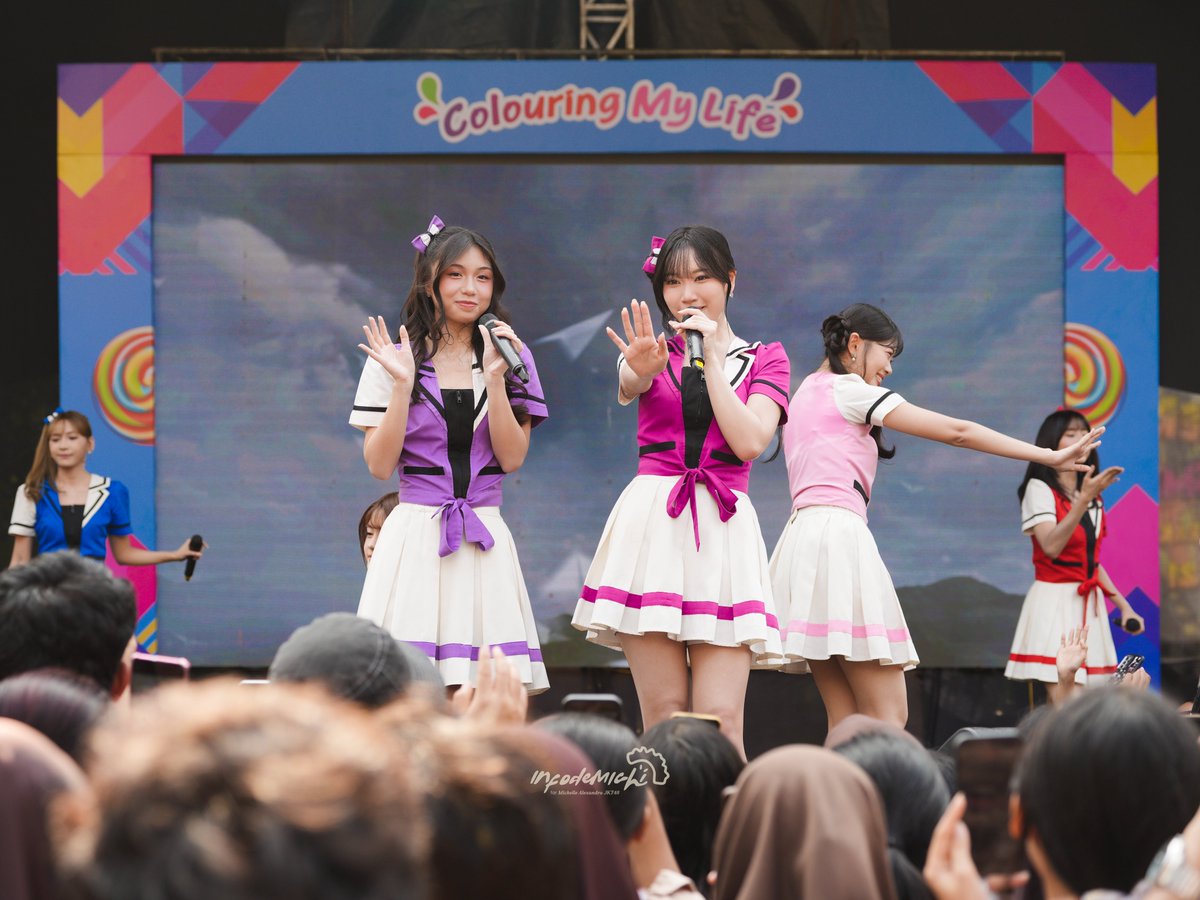 InfoDemichi's tweet photo. Been so long since we had a moment like this again aka having Mamacha accompany her for a school festival performance lol 💜❤️

📸: @Michie_JKT48 @L_MarshaJKT48 https://t.co/EnrWchfJD9