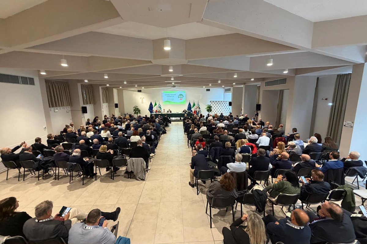 CislNazionale's tweet photo. Con la relazione della Segretaria Generale della #Cisl #DanielaFumarola si sono aperti oggi a Roma, presso il centro congressi Seraphicum, i lavori del Consiglio Generale Confederale. Sul tavolo, la legge di bilancio e le richieste del sindacato su fisco, salari, pensioni, sanità e casa. Poi il negoziato con le imprese su rappresentanza e contrattazione, le vertenze industriali e la nuova questione giovanile. Temi racchiusi nelle 120 proposte del Libro verde che la Cisl pone come base di un nuovo Patto Sociale. 

#PattoSociale #LibroVerdeCISL