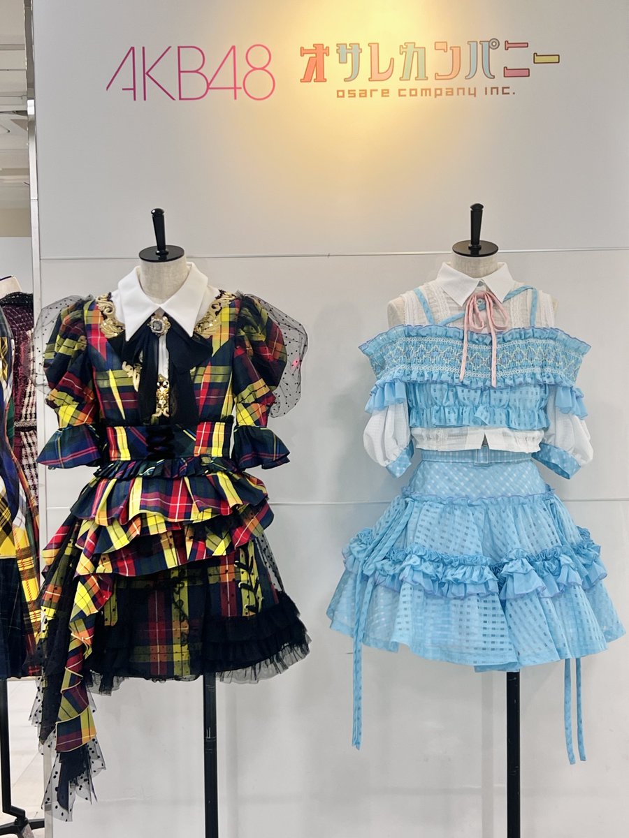 Yuttari__Ringo's tweet photo. AKB48やたくさんの舞台衣装制作を手掛けているオサレカンパニーさんのお洋服を拝見しに伊勢丹新宿で開催されていた東京80s〜90sカルチャーを集めた「TOKYO ISSUE」へ✨
どれも細部までデザインや生地、縫製へのこだわりを感じるお洋服ばかりで、そのままドールサイズで出して欲しいくらい素敵でした(*´ω｀*)💕