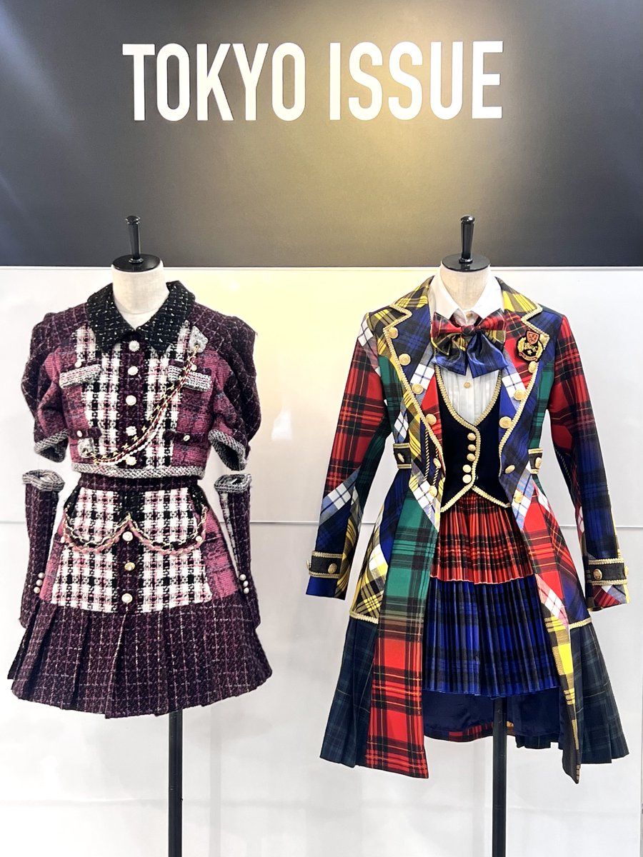 Yuttari__Ringo's tweet photo. AKB48やたくさんの舞台衣装制作を手掛けているオサレカンパニーさんのお洋服を拝見しに伊勢丹新宿で開催されていた東京80s〜90sカルチャーを集めた「TOKYO ISSUE」へ✨
どれも細部までデザインや生地、縫製へのこだわりを感じるお洋服ばかりで、そのままドールサイズで出して欲しいくらい素敵でした(*´ω｀*)💕