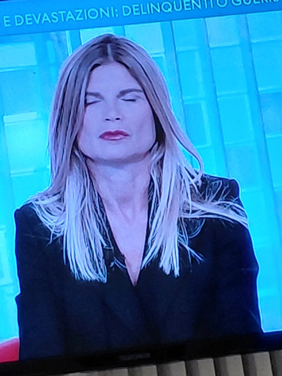 CarmeloCeli's tweet photo. Ma questa c'è oh ci fa certo che l'Italia. Ci fa una bella figura. Con questi personaggi immerde https://t.co/0tVcMEdKNj