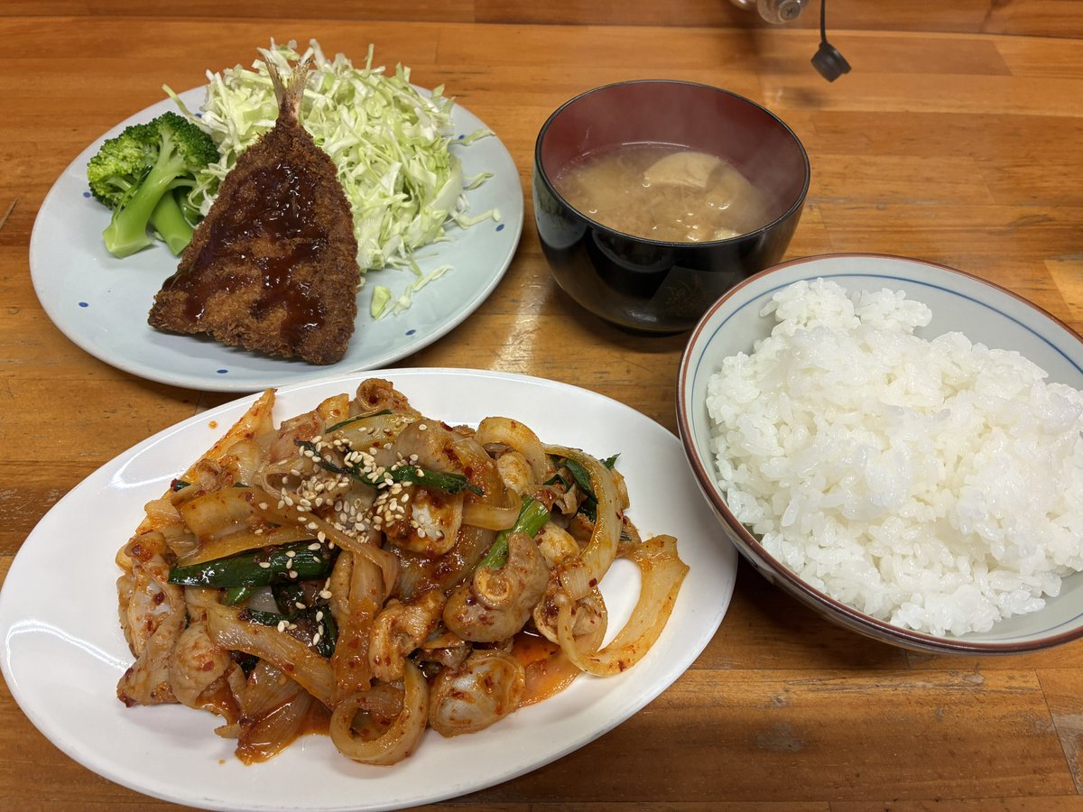 er34aopyonn's tweet photo. こんばんは〜！💕
岩手県紫波郡矢巾町にある
「龍ちゃんホルモン」に来てるよ！
ホルモン炒め定食を注文🎵
味が濃くてめっちゃ可愛い！
ご飯が進みます🍚
アジフライも付いてボリューム満点💯
このお店はホルモン鍋も人気みたいだから今度食べてみようかな🎵
ヽ(´▽｀)/💖✨ https://t.co/sqsm2imJII