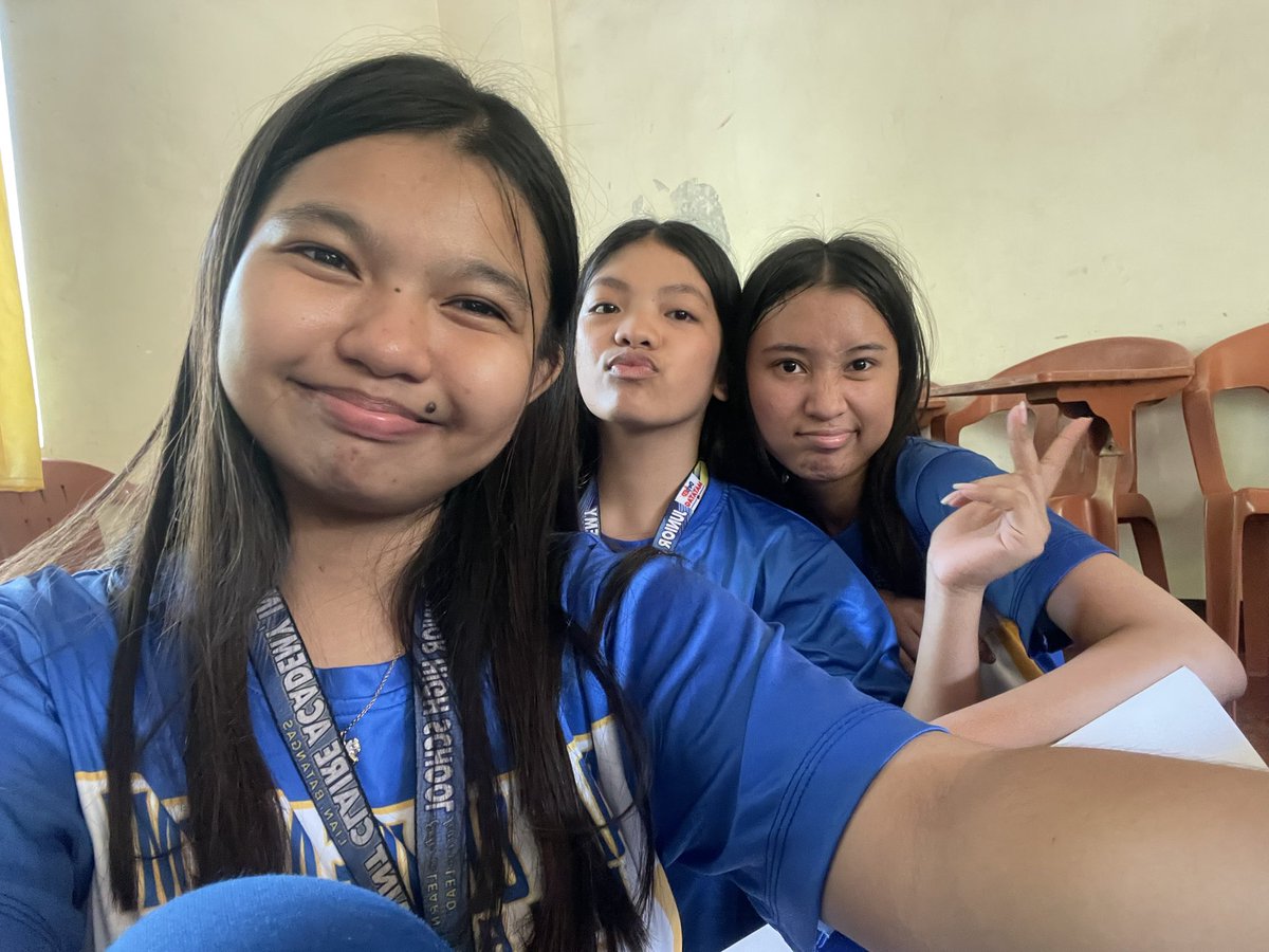 symzxt's tweet photo. bff🥺🥺 https://t.co/3ThpbgZVGT