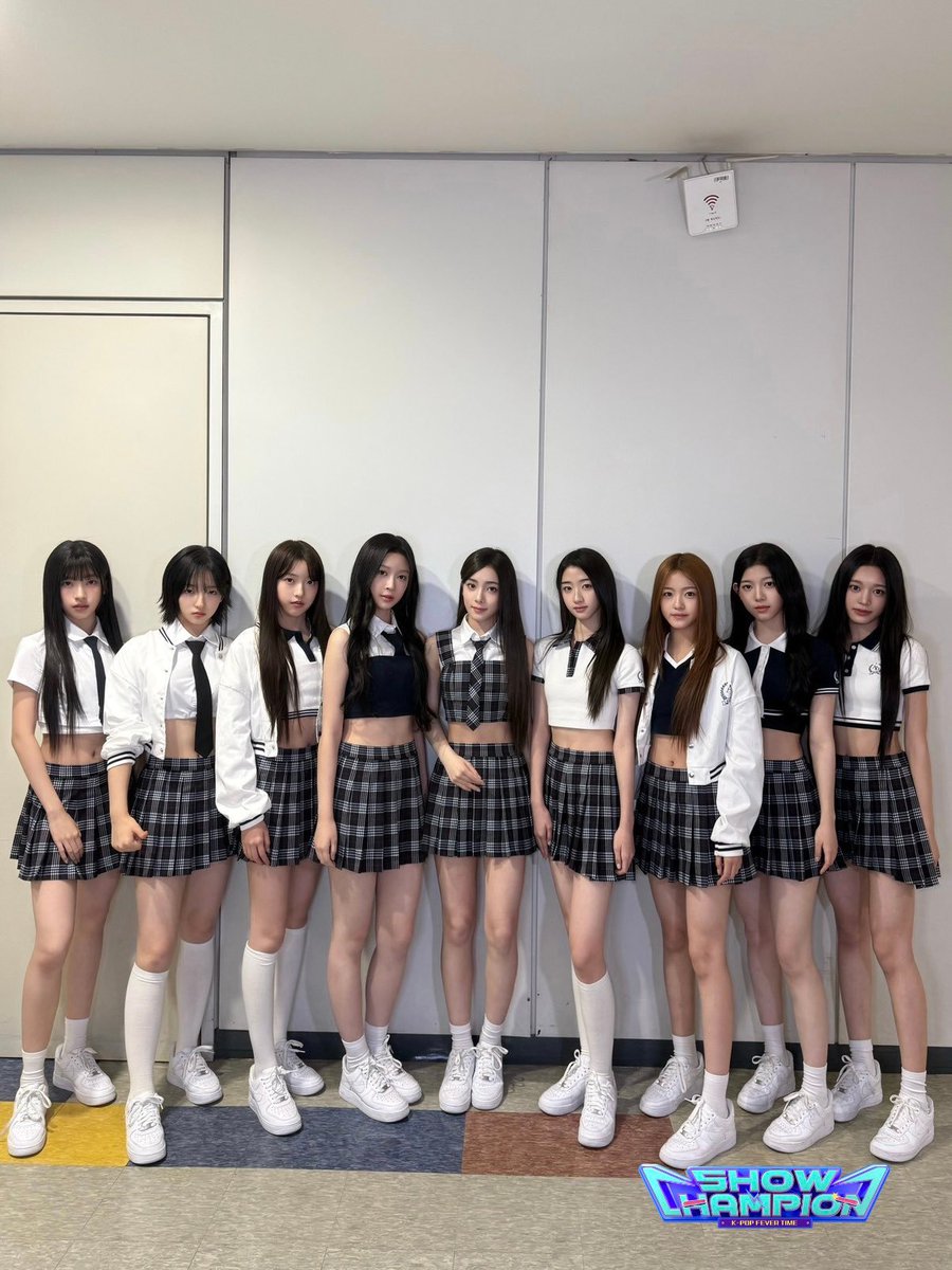 hxmeki's tweet photo. Went for a school uniform concept on Show Champion today with cropped tops and short skirts! ٩(ˊᗜˋ*)و ♡⭐🏫 The stage felt so lively, especially when all the confetti rained down on us during the last chorus. I had the absolute best time performing today! https://t.co/MFonJGVi1f