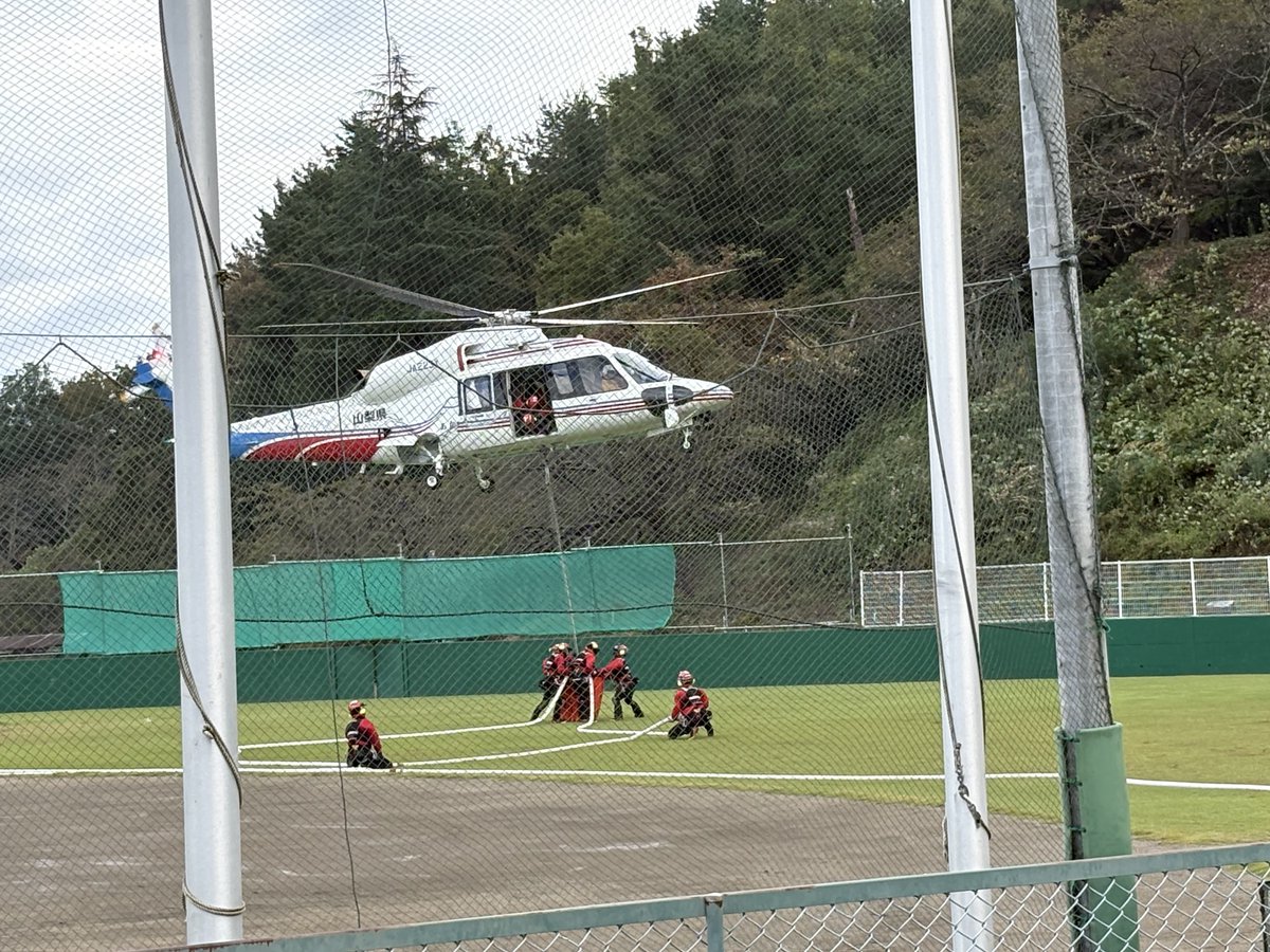 FDMA_JAPAN's tweet photo. 消防庁では、10月20日、山梨県富士川町で林野火災における消火剤の活用訓練を地元消防本部等と連携し実施しました。
今回の訓練では、これまでの検証結果を踏まえ、水槽への補水と同時にすべてのダミー剤を混合する方法の検証と、ヘリコプターからの空中散布を試行しました。＃消防庁 #林野火災 https://t.co/QQTMEvhFur