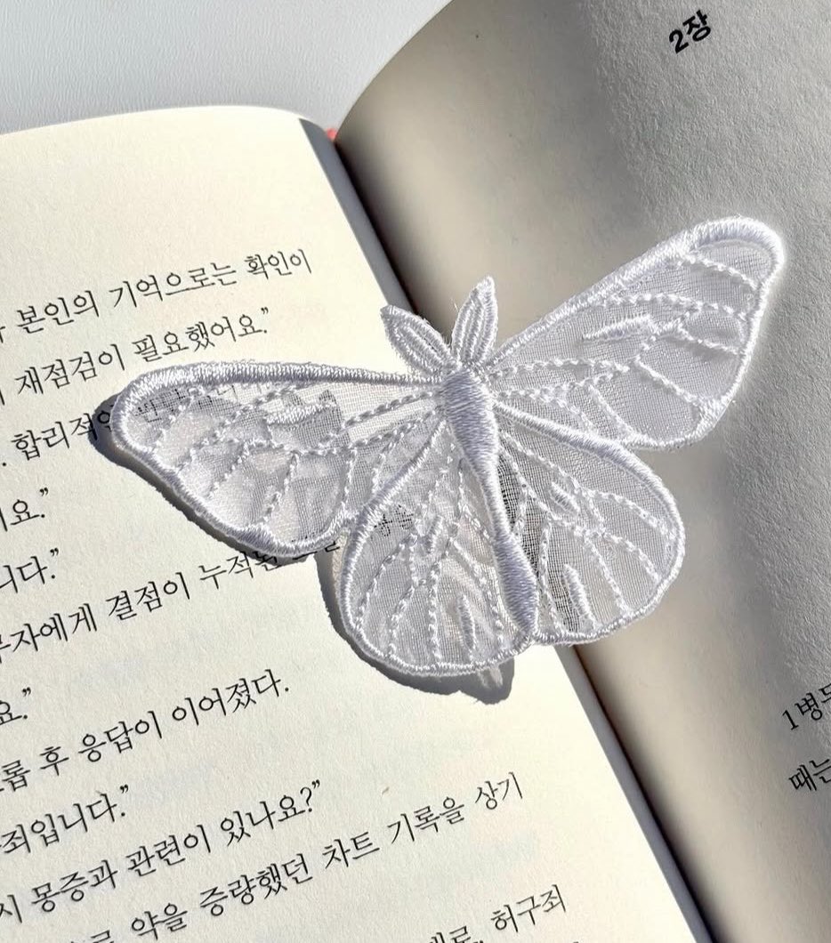iammoonarom's tweet photo. 독서가 취미면 책에만 돈 쓸것같지? 
내 통장을 터는 범인은 책보다 독서템들임. https://t.co/9GKvpHSb7n