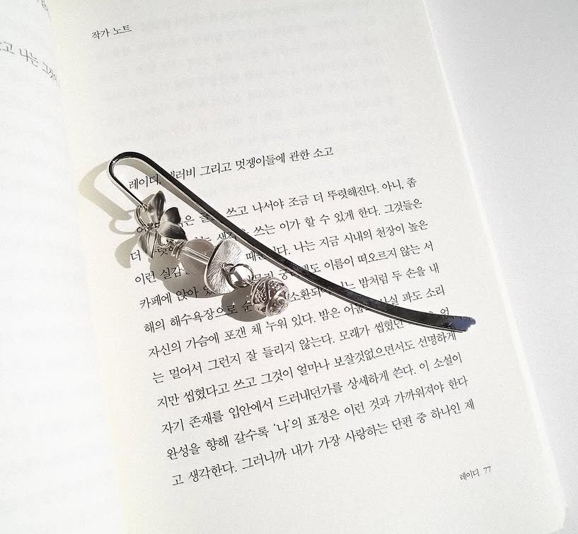 iammoonarom's tweet photo. 독서가 취미면 책에만 돈 쓸것같지? 
내 통장을 터는 범인은 책보다 독서템들임. https://t.co/9GKvpHSb7n