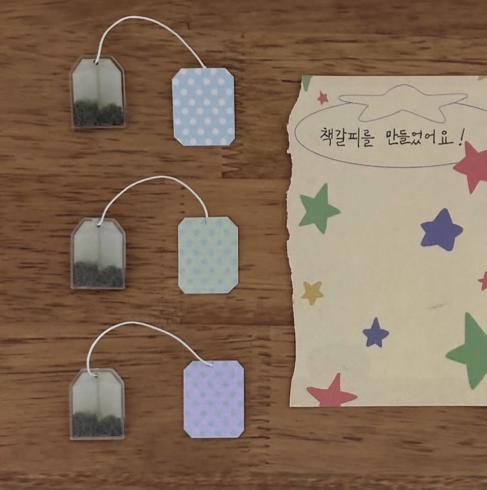 iammoonarom's tweet photo. 독서가 취미면 책에만 돈 쓸것같지? 
내 통장을 터는 범인은 책보다 독서템들임. https://t.co/9GKvpHSb7n