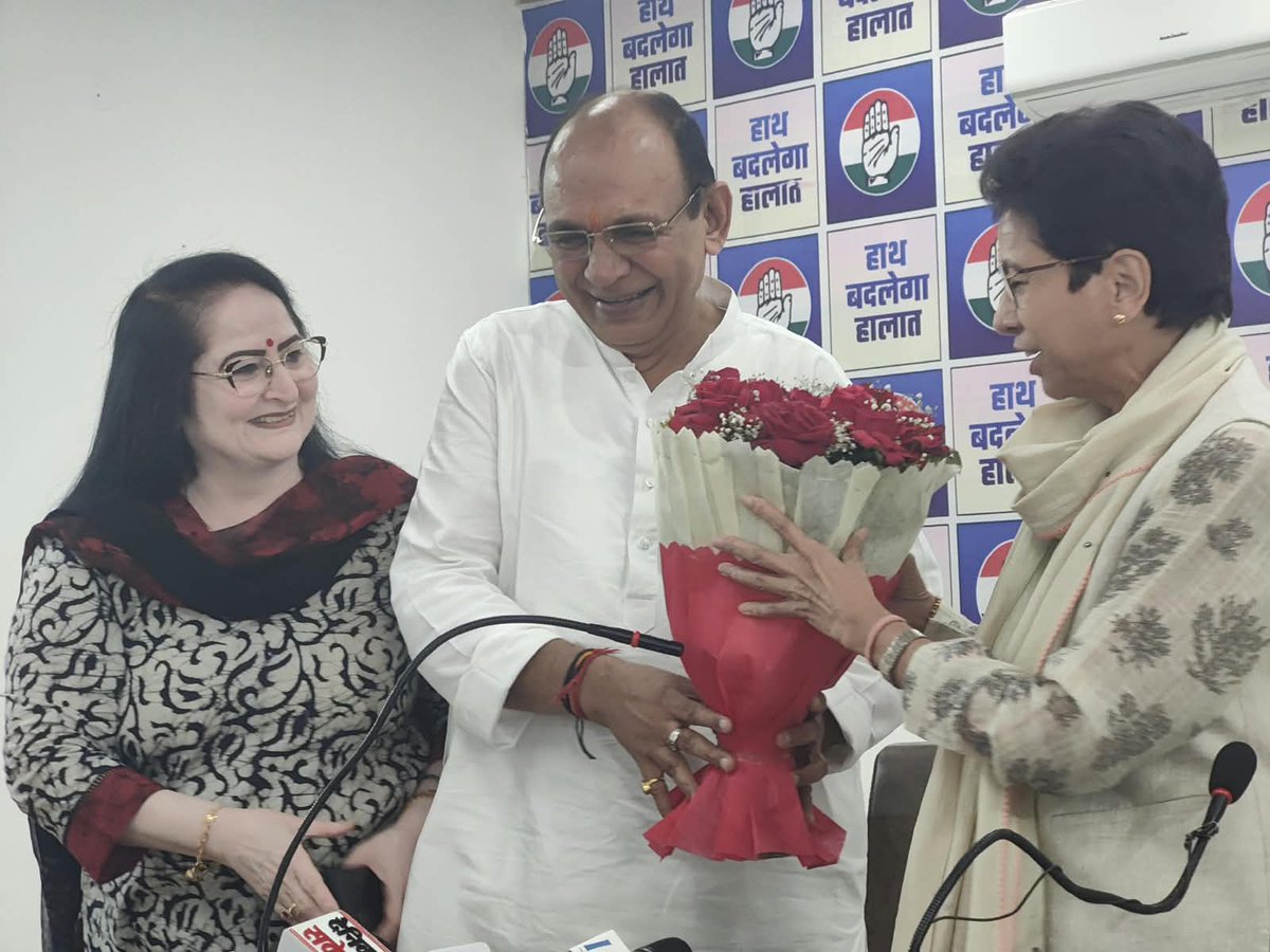 SudhaHpmc's tweet photo. आज चंडीगढ़ स्थित हरियाणा प्रदेश कांग्रेस कमेटी के मुख्यालय में कांग्रेस महासचिव एवं सिरसा से सांसद बहन कुमारी सैलजा जी की प्रेस वार्ता में उपस्थित रही।

प्रेस वार्ता के दौरान बहन कुमारी सैलजा जी ने भाजपा सरकार के दो साल के कार्यकाल, चुनावी वादों और जनता से जुड़े महत्वपूर्ण मुद्दों पर सवाल उठाए। महिलाओं, युवाओं, किसानों, कर्मचारियों और गरीब परिवारों से किए गए वादों का हिसाब मांगते हुए सरकार से जवाबदेही तय करने की मांग की।

कांग्रेस की मांग है कि भाजपा सरकार अपने दो वर्षों का वादावार श्वेतपत्र जारी करे, जिसमें प्रत्येक घोषणा की वर्तमान स्थिति, खर्च की गई राशि, लाभार्थियों की संख्या और अधूरे कार्यों को पूरा करने की समयसीमा स्पष्ट हो।

लोकतंत्र में जनता के प्रति जवाबदेही सरकार का दायित्व है। हरियाणा की जनता को अब केवल घोषणाएं नहीं, बल्कि ठोस परिणाम और पारदर्शी जवाब चाहिए।

#HaryanaCongress #KumariSelja #SudhaBhardwaj #Congress
