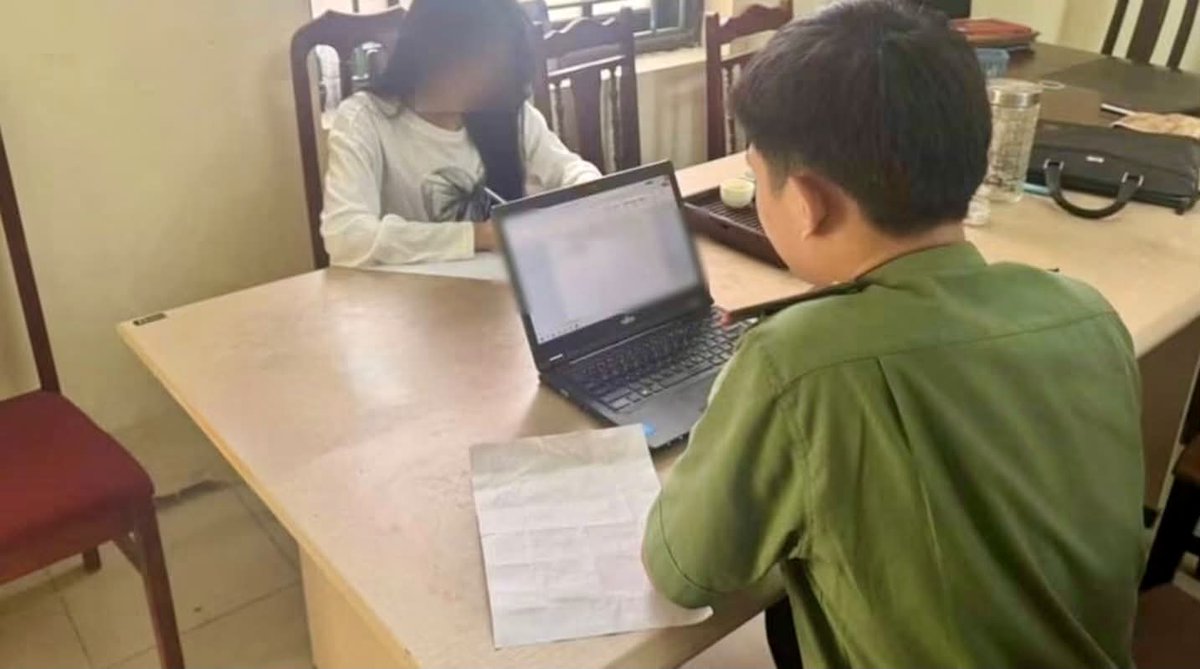 AugustnSHartMfm's tweet photo. Nóng: Công an tỉnh Hưng Yên đã làm việc với L. T. C. (SN 2005), người tạo lập nhóm Facebook “Nhóm những người ghéc bố mẹ”. https://t.co/8ltkvob66r