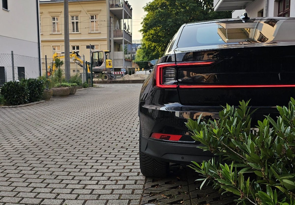 Christi06346349's tweet photo. Polestar hat die Produktion des bisherigen Polestar 2 nach sechs Jahren eingestellt, neu bestellen kann man nur noch Autos vom Lager. Anfang 2027 kommt ein komplett neuer Polestar 2 auf einer neuen Plattform, etwas länger und mit mehr Platz auf der Rückbank. 2028 folgt mit dem Polestar 7 ein kompaktes SUV, das in Europa gebaut werden soll. Polestar bleibt dabei rein elektrisch und will vor allem in Europa wachsen.

Ich finde es gut, dass Polestar beim reinen E-Auto bleibt. Ich hoffe nur, dass der Neue schneller lädt als der Polestar 4, der für 10 bis 80 Prozent rund 30 Minuten braucht 🤔