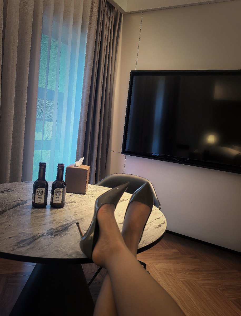 Mamaqvxg's tweet photo. 忙碌了一天，刚回到酒店。
洗漱一下和同事出去吃饭。
待会回来准备和我妈视频。还没有想好几点钟打给她。
如果她今晚和我老公上床的话，应该吃完饭不久就会做吧？
晚上九点左右打给她，不知道能不能抓到他们的现行？ https://t.co/UDr7e7qIvB