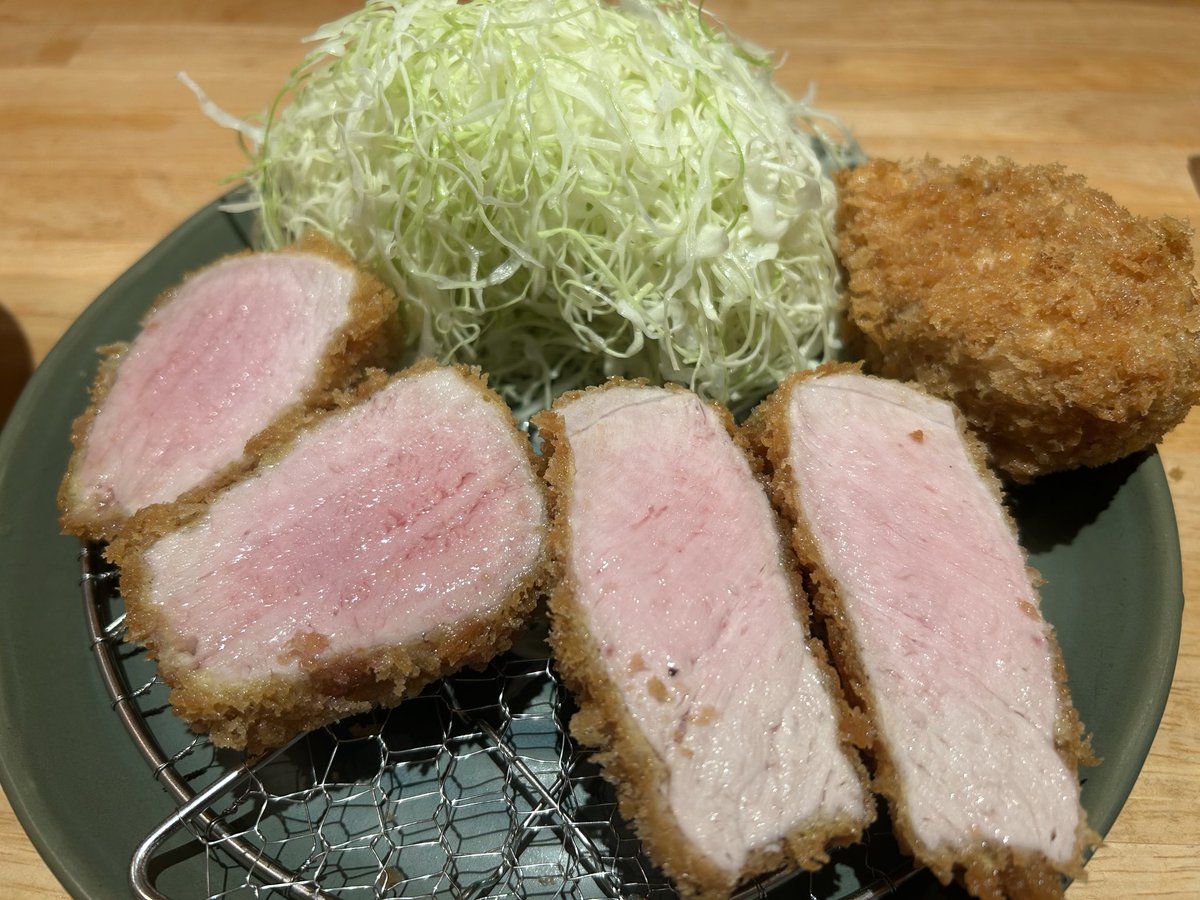 Kaede_Yakumo's tweet photo. ヒレカツめちゃくちゃ美味かった
塩がオススメって言われて塩とソースと味噌で食べ比べたけどマジで塩が一番やった https://t.co/vm6Lu59U2q