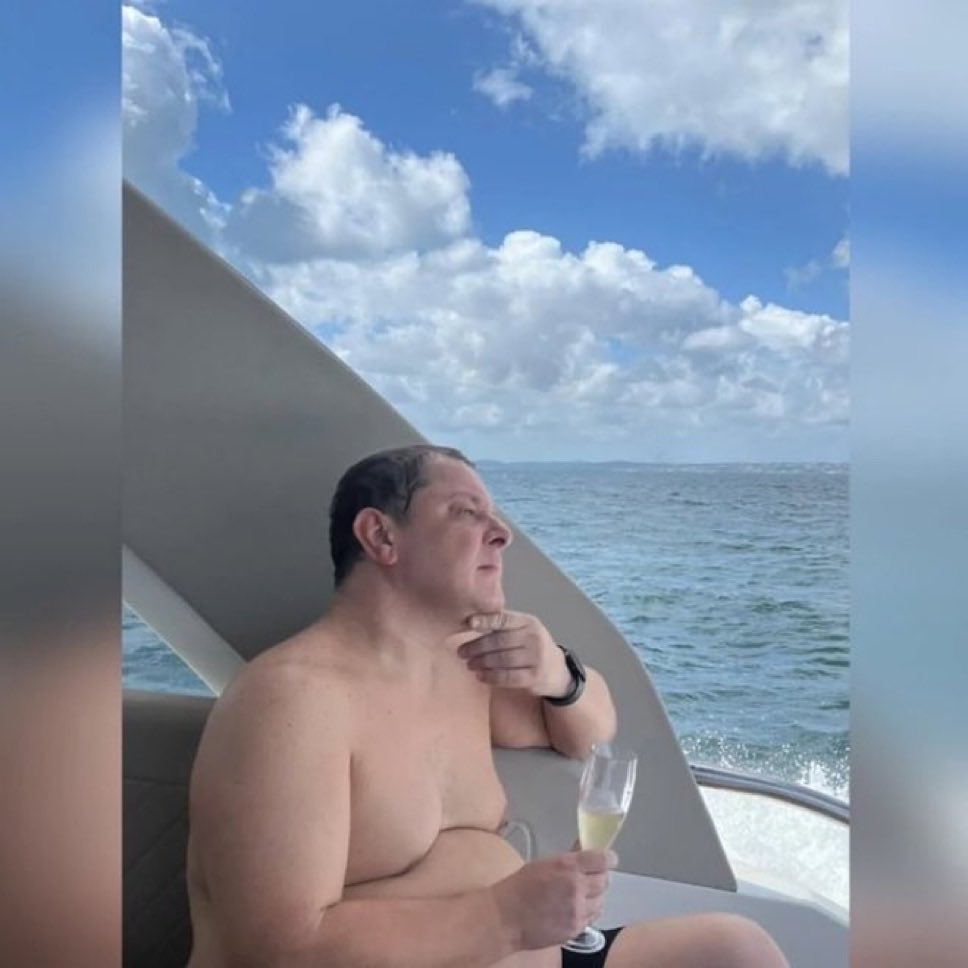 flaviogarag's tweet photo. Filho do Lula  /  Filho do Bolsonaro https://t.co/nORt2FzcP9