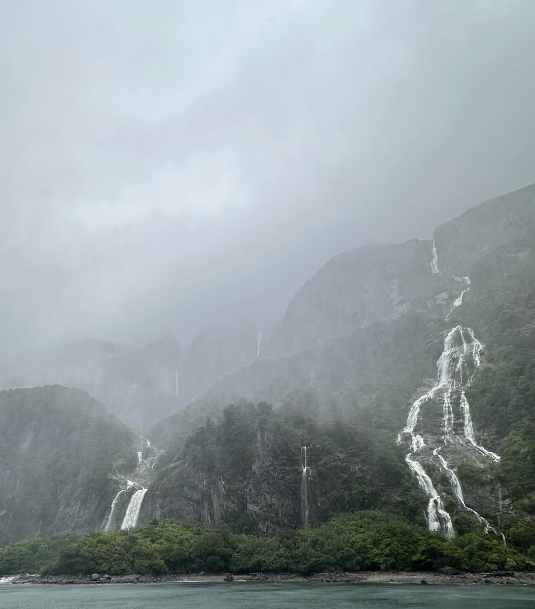 RandyymCainGWZ's tweet photo. Milford Sound, l’un des fjords les plus incroyables au monde. Malgré la tempête, l’expérience était magique: centaines de cascades, sommets noyés dans la brume et une aventure inoubliable. À faire absolument en NZ. https://t.co/teJ3aF64Vg