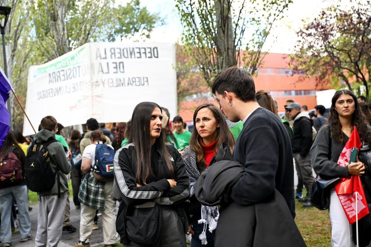 ionebelarra's tweet photo. Cada vez que la derecha ha pisado la universidad Rey Juan Carlos la ha degradado. Ya sea con recortes, regalando másteres a políticos del PP o llevando a gentuza como Milei a liarla. Fuera fascistas de las universidades. Nos vais a tener enfrente defendiendo lo público. https://t.co/nAr9QoY8Y1
