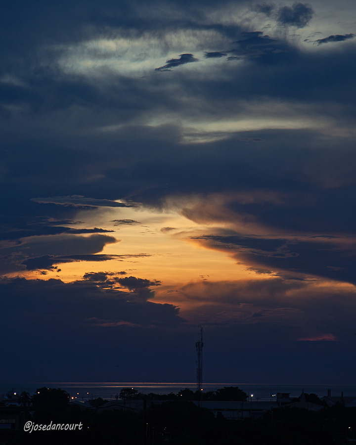 josedancourt's tweet photo. Una estrella de color se abre paso entre las nubes del atardecer.

#Sunset #Sun #Color #Cumana #relax
#CursoFotografiaTwitter
Gratuito
Autoestudio
Acceso en post fijado en mi perfil de X https://t.co/56nWPxjkfq