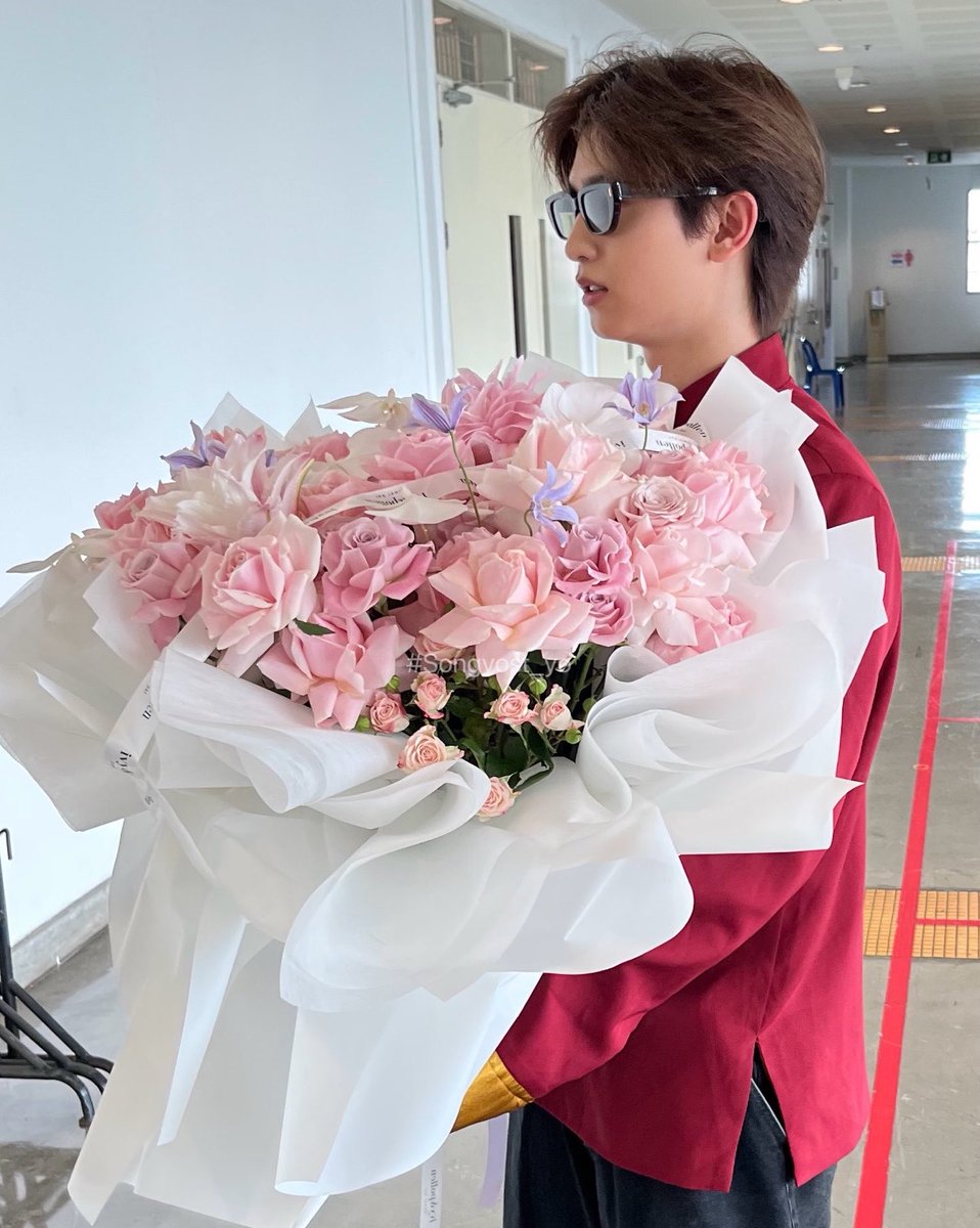babiipofo's tweet photo. แล้วให้ทิ่หนึ่งจริง ๆ นะ ถือดอกไม้ช่อเบอเร่อเข้างานหนะคือโคตรแฟนจริง ๆ แถมภาพครอบครัวมาอีก โหยย เกินไปอะ 😭☝🏻 * https://t.co/6BOnwzLGbB