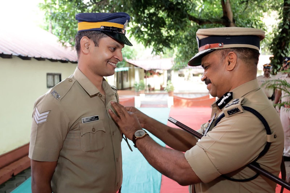 manoramanews's tweet photo. ‘എന്റെ ബഡ്ഡി’: വൈറലായി എ.ഡി.ജി.പി പി. വിജയന്റെ ചിത്രം; കയ്യടിച്ച് കേരളം! #pvijayanips #adgppvijayan #keralapolice #raremoment #meninuniform #ManoramaNews #MalayalamNews
https://t.co/3U4bKq1UXz https://t.co/Z6Ua7CImsO