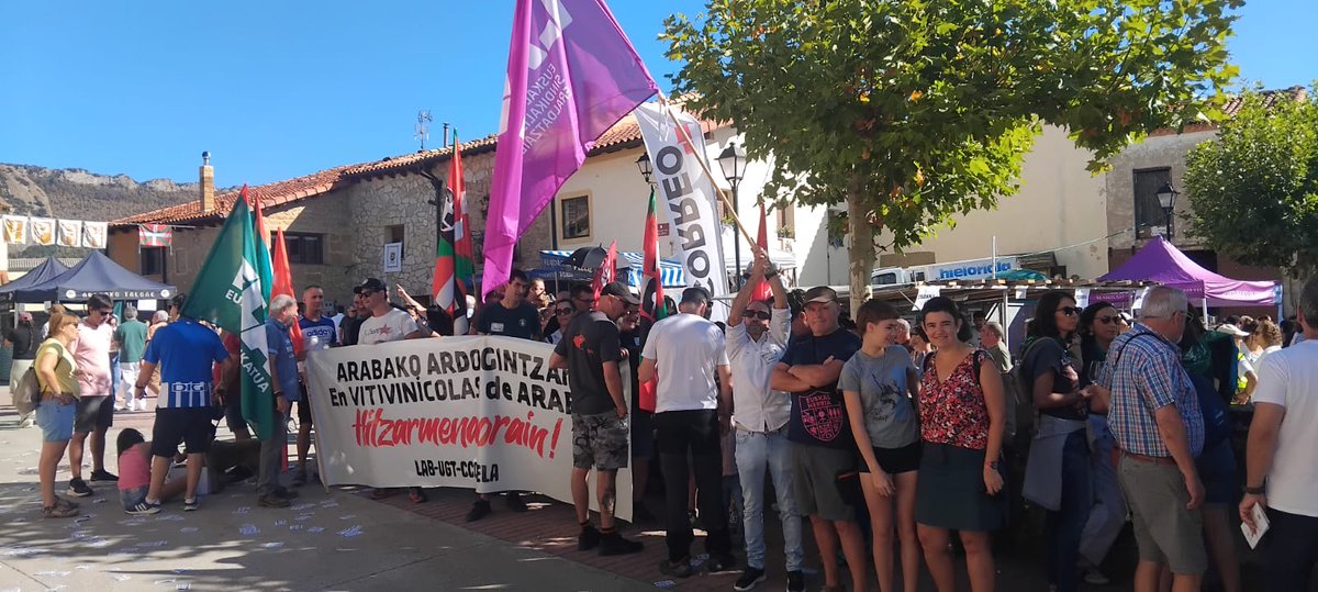 LABsindikatua's tweet photo. 🍷🍇 El sector vitivinícola de Araba se moviliza por sus condiciones

📢 Nos tendrán enfrente hasta conseguir el convenio que las y los trabajadores necesitan y se merecen.

CONVENIO YA❗️

🔗 https://t.co/49UWLz6kEk https://t.co/ijTzFPBmhg