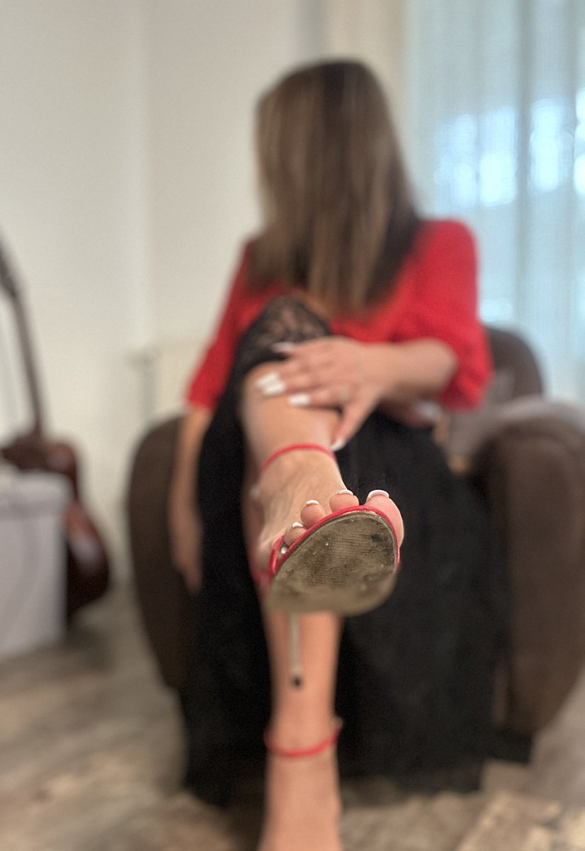 Zenith_Wave_'s tweet photo. Laissez-vous envoûter par les succulents pieds de @MadameNatyfxxt 

#frenchfeet #feetaddict #feetlovers 
#prettyfeet #toes #soles #frenchsoles #soleslovers #feetworship #feetpics #footfetish #feetfetish https://t.co/Be5v4vpgko