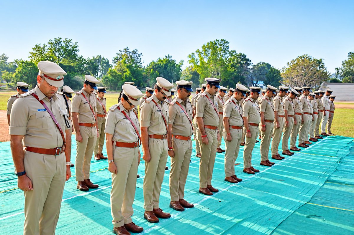 SPKheda's tweet photo. ૨૧ ઑક્ટોબર – પોલીસ સ્મૃતિ દિવસ 
વીર શહીદોને વંદન, શૌર્ય અને બલિદાનને નમન!
દેશની સુરક્ષા, શાંતિ અને નાગરિકોની રક્ષા માટે પોતાના જીવનનું સર્વોચ્ચ બલિદાન આપનાર વીર પોલીસ જવાનોની સ્મૃતિને કોટિ કોટિ વંદન.@CMOGuj @GujaratPolice @sanghaviharsh @dgpgujarat https://t.co/ZlmORDYrlb