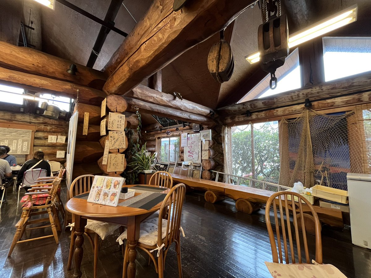 wringbeans's tweet photo. 今日のお昼は三崎で漁師さんの直営店？へ

マグロ🐟のなめろうの揚げ物と、イカのミンチのフライ🦑

マグロ丼とか寿司🍣じゃないんかいって言わないのっ😆

だって同行した女子のリクエストなんだものっ https://t.co/G1W7Pww4gh