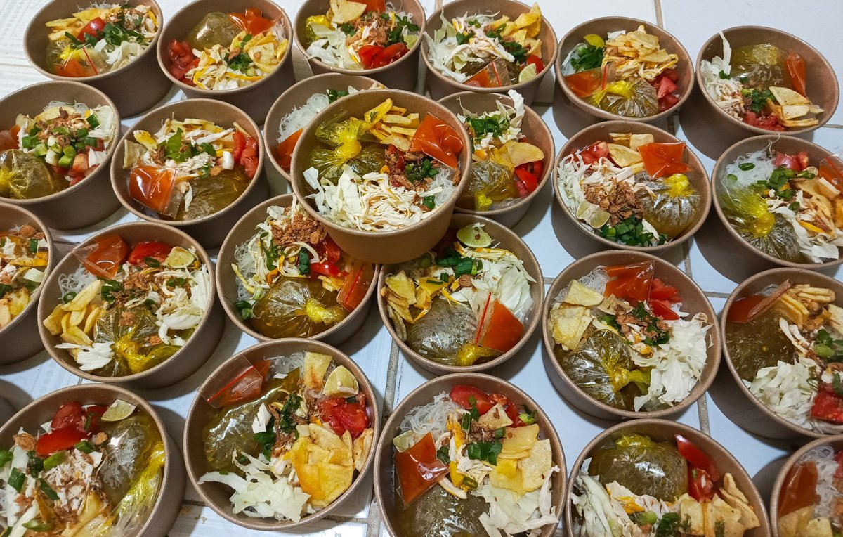 favoojekey's tweet photo. Temen-temen tolong bantu rt please🙏🥺

guys aku lagi BU untuk kebutuhan makan keluarga🙏 yuk diorder daganganku, aku open jumat berkah dengan menu soto + nasi dan nasi cokot. Akan dibagikan ke masjid, ojol, tunawisma, panti asuhan, dll. Yuk temen-temen ikut berbagi🤍 https://t.co/MTMbdWvWmy