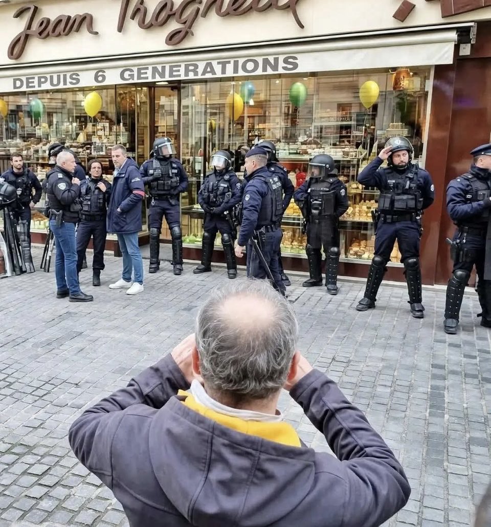 PauPosition's tweet photo. @CerfiaFR La chocolaterie et bien protégée, alors? 🤡 https://t.co/DOBURLDdtI