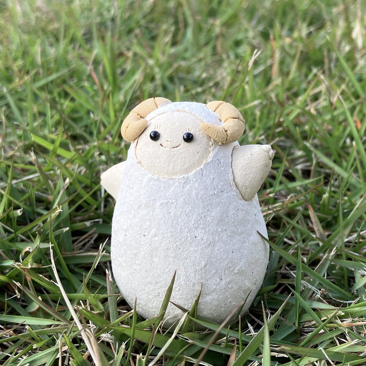 ryouta_pottery's tweet photo. 2027年の干支「未（ひつじ）」が完成しました。
10月23日（金）から開催される「ふるさとじまん祭／菓子まつり」に出品します。
今回は干支作品のみの出品となります。 ブース名は 「陶房上牧野（とうぼうかみまきの）」 です。
1日あたり、小サイズを30体、大サイズを4体ご用意します。
販売はお一人様につき1点までとなりますが、小サイズと大サイズを各1点ずつ、セットでご購入いただくことは可能です。
なお、会場の駐車場は大変混雑することが予想されますので、お越しの際はご注意ください。 今年もよろしくお願いいたします。

【イベント名】 ふるさとじまん祭／菓子まつり
【会場】 東美濃ふれあいセンター
【開催日時】 ・10月23日（金）10:00〜16:30 ・10月24日（土）9:30〜16:30 ・10月25日（日）9:30〜16:00
【注意事項】 ・ご購入はお一人様につき1点までとなります。ただし、小サイズと大サイズは各1点ずつ、セットでご購入いただけます。 ・今回は干支作品のみの出品となります。 ・作品は1日あたり、小サイズ30体、大サイズ4体をご用意します。 ・会場の駐車場は大変混雑することが予想されますので、あらかじめご了承ください。