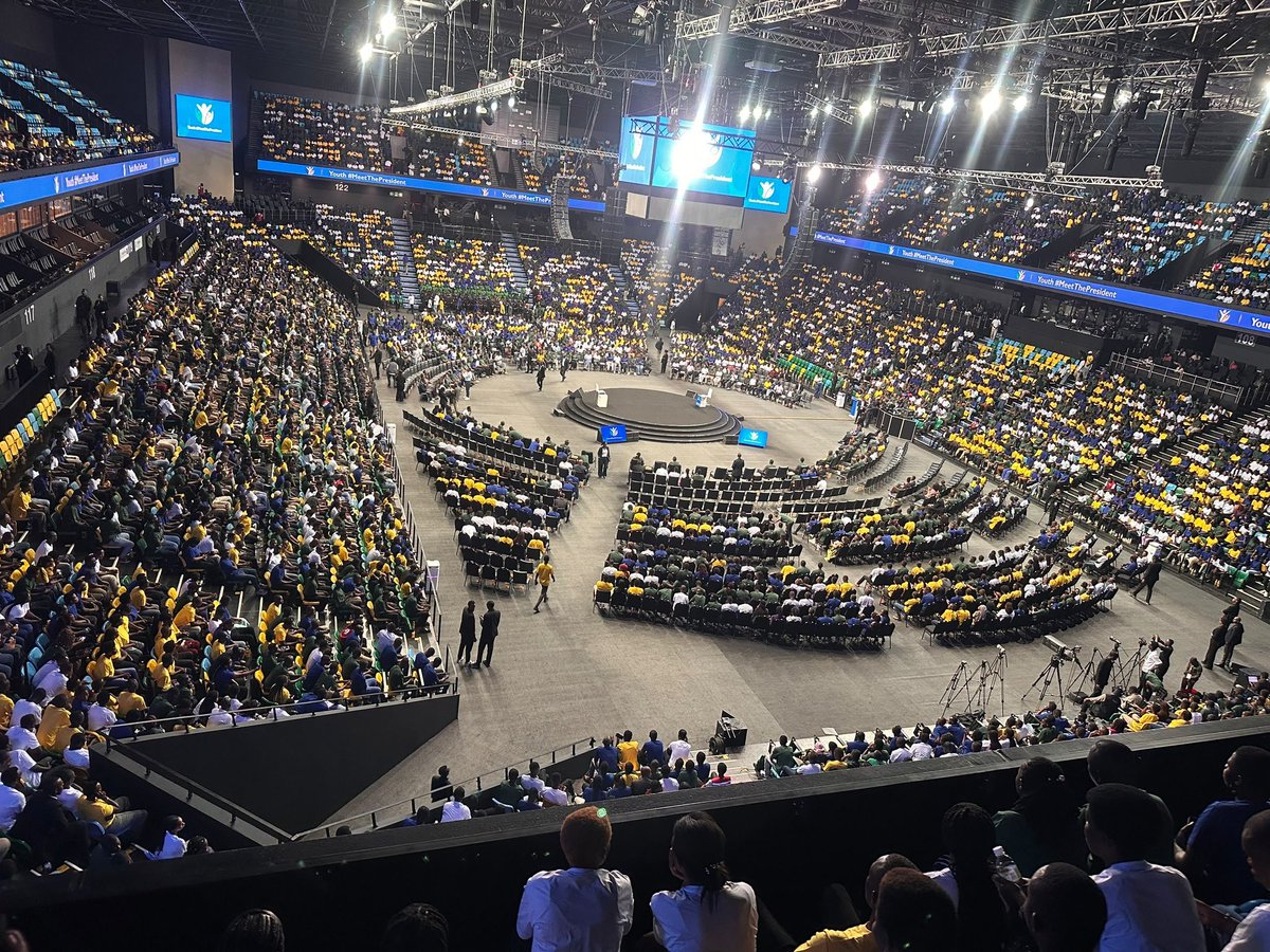 emrukundo45's tweet photo. Excitement at BK ARENA🥰🥰.
A Powerful discussion with different government departments sharing their expertise and advising us , we the now and the future.
Hearing youth's success story. #MeetThePresident #RwandaYouth🇷🇼❤️ #energy #sobagen #YouthEmpowerment #Connect https://t.co/6XEgii0sm6