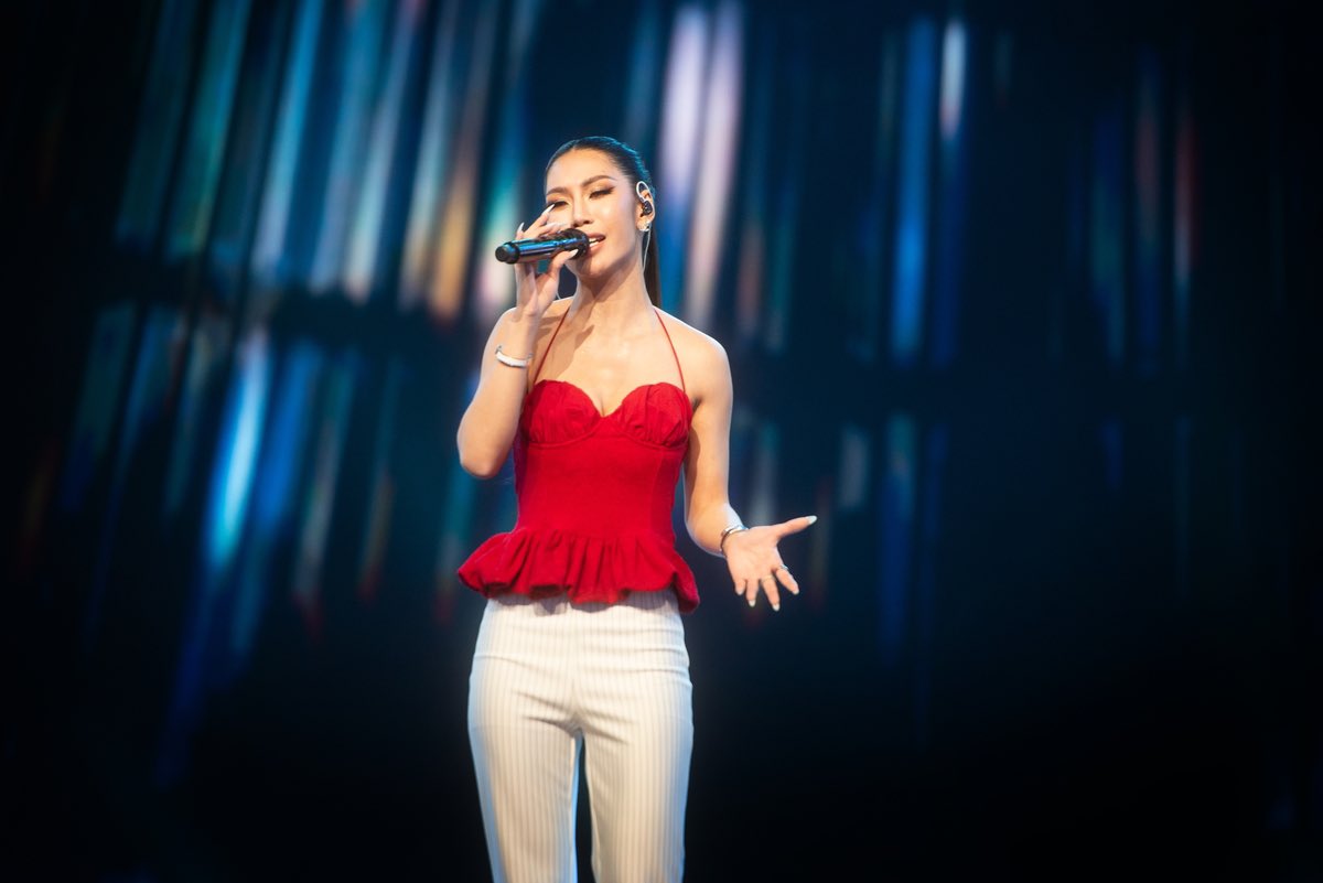 ParkkengChannel's tweet photo. สวยด้วย เสียงดีด้วย! “เบนซ์-ปัณณิกา” รองอันดับ 4 Miss World Thailand หวนคืนเวที The Voice จากอดีตเด็ก The Voice Kids สู่สาวเสียง R&B สุดละมุน
#TheVoiceTH2026 #TheVoiceTH #TheVoicexTrue5G
#TheVoicexTrueID #TheVoiceTRUEgether
จากเวทีนางงามสู่เวทีเสียงจริง! ทำเอาแฟนนางงามต้องจับตา เมื่อ “เบนซ์-ปัณณิกา บุญศิริฐากร” สาวสวยดีกรี รองอันดับ 4 (4th Runner Up) Miss World Thailand ขอพักบทบาทสาวงามมาจับไมค์พิสูจน์พลังเสียงบนเวที “The Voice Thailand 2026” สัปดาห์ที่ 2 งานนี้ไม่ได้มีดีแค่ความสวย เพราะเจ้าตัวพกเสียงร้องสไตล์ R&B สุดละมุนมาถ่ายทอดบทเพลง “ไม่ต้องรู้ว่าเราคบกันแบบไหน” ของ ดา เอ็นโดรฟิน ได้อย่างมีเสน่ห์ จนเหล่าโค้ชต้องตั้งใจฟังกันแบบเคลิ้ม ๆ แถมยังมี “แม่ปุ้ย” จากเวที Miss World Thailand ตามมาให้กำลังใจถึงขอบเวทีอีกด้วย!
สาวงามคนนี้ไม่ได้พึ่งมาจับไมค์ร้องเพลงเป็นครั้งแรก เพราะเคยผ่านเวที The Voice Kids มาแล้ว แถมยังเดินสายประกวดร้องเพลงอย่างต่อเนื่อง ก่อนจะก้าวเข้าสู่เส้นทางนางงาม โดย เบนซ์-ปัณณิกา บุญศิริฐากร เล่าว่า “ตลอดเวลาที่ผ่านมา เธอเชื่อมั่นในตัวเองและเลือกทำสิ่งที่รักอย่างมีความสุข จนวันนี้ได้กลับมายืนบนเวที The Voice อีกครั้งในฐานะผู้เข้าแข่งขันที่พร้อมพิสูจน์ความสามารถด้านเสียงร้องอย่างเต็มที่”
ส่วนโมเมนต์เด็ดที่ทำเอาเวทีแทบกลายเป็นเวทีจีบสาว ต้องยกให้เหล่าโค้ช! เริ่มจาก โค้ชก้อง – สหรัถ ที่ประเดิมหันเก้าอี้ให้เป็นคนแรก ก่อนที่ โค้ชโอ๊ต – ปราโมทย์ จะหันตามมาติด ๆ แต่พอ โค้ชเจนนิเฟอร์ คิ้ม ตัดสินใจหันเก้าอี้ด้วยอีกคน เกมแย่งตัวสาวงามก็ยิ่งสนุกขึ้นทันที งานนี้โค้ชโอ๊ตถึงกับออกปากว่าถ้ามีแค่โค้ชก้องคงสู้ได้ไม่ยาก แต่พอโค้ชคิ้มมาร่วมวงด้วยก็เริ่มเหนื่อย ก่อนงัดมุกจีบสุดเสี่ยวว่า “ไม่รู้นะว่าหนูประกวดมิสอะไรมา แต่ถ้าหนูไม่อยู่กับพี่ ไอจะมิสยูแน่ ๆ” ทำเอาเบนซ์สวนกลับทันควันแบบไม่ยอมแพ้ “ยูก็มิสเอวี่วันนั่นแหละ!” เรียกเสียงหัวเราะกันสนั่น ก่อนที่เจ้าตัวจะเผยว่าตั้งใจเลือกโค้ชคนแรกที่กดเก้าอี้ให้เธอ
สุดท้าย เบนซ์ตัดสินใจเลือกเข้าทีม โค้ชก้อง – สหรัถ เพราะเป็นโค้ชคนแรกที่หันเก้าอี้ให้ เรียกว่าเป็นการตอบแทนความประทับใจตั้งแต่แรกเห็นบนเวทีเสียงจริง!
งานนี้จากสาวงามบนเวทีประกวด สู่สาวเสียงหวานที่ทำโค้ชต้องแย่งตัว! มาร่วมลุ้นว่าเส้นทางสายดนตรีของ “เบนซ์-ปัณณิกา” จะไปต่อกับโค้ชคนไหนใน “The Voice Thailand 2026” สัปดาห์ที่ 2 วันอาทิตย์ที่ 18 ตุลาคม 2569 เวลา 18.00 น. รับชมสดฟรีทางแอปพลิเคชัน TrueVisions NOW และ True4U ช่อง 24 พร้อมรับชมย้อนหลังได้ที่แอปพลิเคชัน TrueVisions NOW ที่เดียว
อีกหนึ่งผู้เข้าแข่งขันที่น่าจับตาในเวที “The Voice Thailand 2026” สัปดาห์ที่ 2 สำหรับ เบนซ์-ปัณณิกา
บุญศิริฐากร เจ้าของตำแหน่ง 4th Runner Up of Miss World Thailand ที่พกความมั่นใจและความรักในเสียงเพลงมาเต็มเปี่ยม กับบทเพลง “ไม่ต้องรู้ว่าเราคบกันแบบไหน” ของ ดา เอ็นโดรฟิน ในสไตล์ R&B ที่ถ่ายทอดออกมาได้อย่างไพเราะและมีเสน่ห์ จนทำเอาบรรยากาศในสตูดิโอเคลิบเคลิ้มไปตาม ๆ กัน งานนี้ยังมี “แม่ปุ้ย” จากเวที Miss World Thailand มาร่วมส่งกำลังใจให้ถึงขอบเวทีอีกด้วย
ติดตามข้อมูลเพิ่มเติมของรายการ The Voice Thailand 2026 Presented by True 5G ได้ทาง
YouTube: https://t.co/p46SxDnj8J
Facebook: https://t.co/EhMdblQAAN
X: https://t.co/xI5UsNCv6H
Instagram: https://t.co/k7n53XgdfJ
TikTok: https://t.co/eLdfu5MzFQ