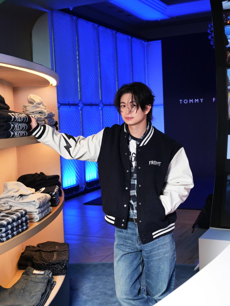 TommyHilfigerJP's tweet photo. #綱啓永 が纏う Tommy Hilfiger x FRGMT。

プレッピースタイルを象徴するバーシティジャケットに、FRGMTのサンダーボルトを。

着用アイテムはこちら
https://t.co/uxKQRX9SXG

#トミーヒルフィガー #FRGMT #THxFRGMT https://t.co/tjZNIiKizA