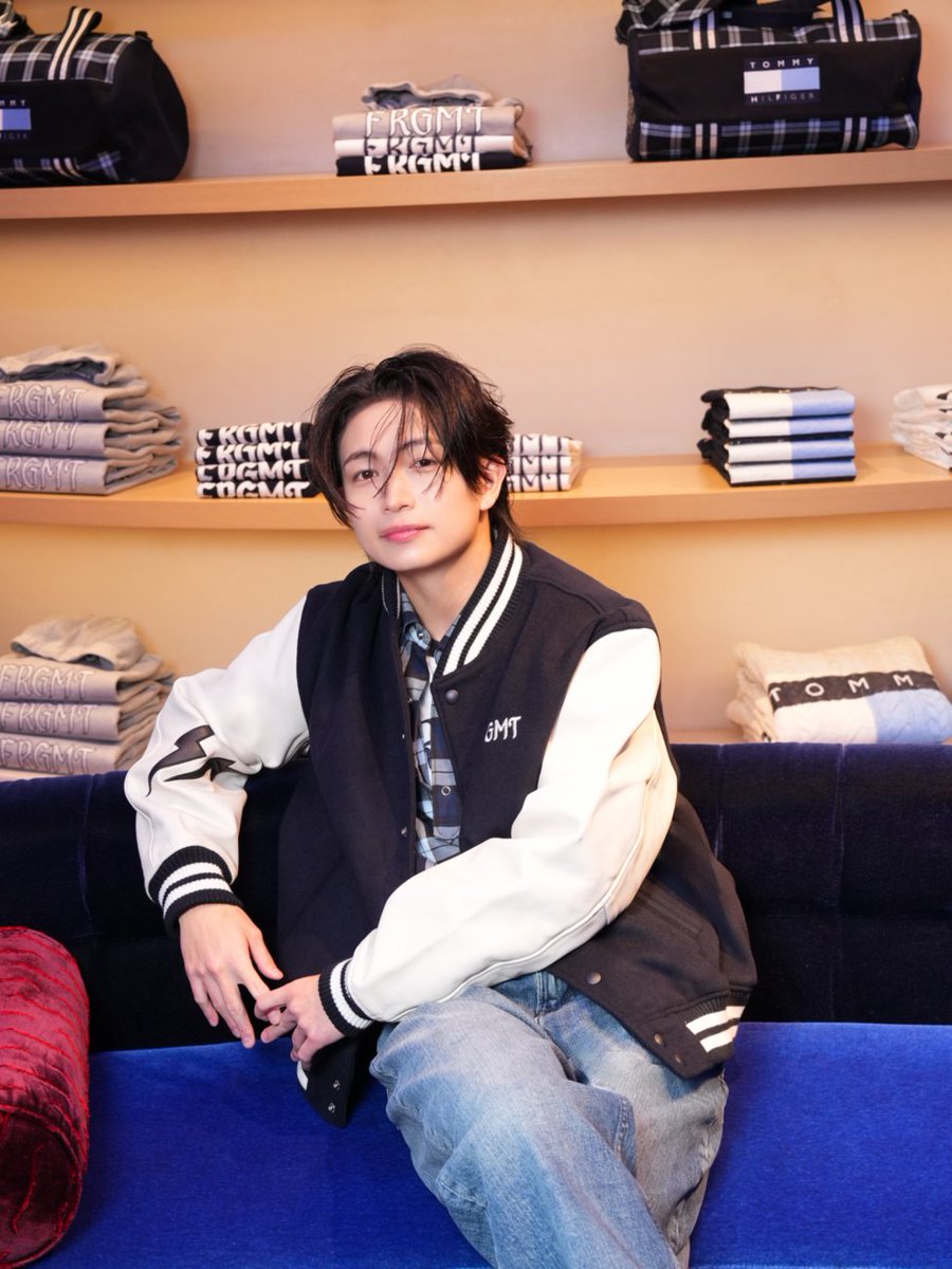 TommyHilfigerJP's tweet photo. #綱啓永 が纏う Tommy Hilfiger x FRGMT。

プレッピースタイルを象徴するバーシティジャケットに、FRGMTのサンダーボルトを。

着用アイテムはこちら
https://t.co/uxKQRX9SXG

#トミーヒルフィガー #FRGMT #THxFRGMT https://t.co/tjZNIiKizA