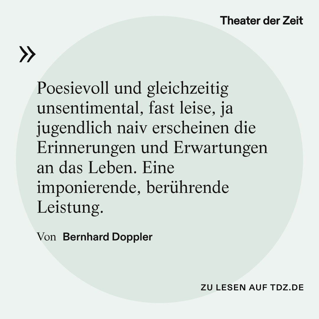 theaterderzeit's tweet photo. Joe Bonham heißt gar nicht Johnny. Bernhard Doppler erkennt in Zittau einen Antikriegsabend, der Trumbos Roman gegen die Bundeswehr-Werbung liest.

Text von Bernhard Doppler, Theater Görlitz-Zittau

Foto: Pawel Sosnowski

Den ganzen Text gibt’s hier ✨
👉 https://t.co/0LjONtnTTc https://t.co/MQWzEd8tXe