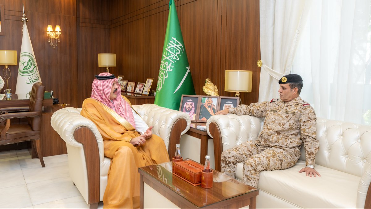 emara_hail's tweet photo. سمو #أمير_منطقة_حائل يستقبل قائد المنطقة الشمالية الغربية اللواء الركن صالح بن فهد العنزي، خلال مهمة استطلاع قطاعات المسئولية للمنطقة الشمالية الغربية، منوّهًا سموه بما تحظى به القوات المسلحة من دعم واهتمام القيادة الرشيدة، ومثمّنًا جهود منسوبيها في خدمة الوطن. https://t.co/aVTfHJxCUH