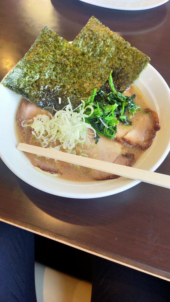 EngPapaRunner's tweet photo. 昼食は2日連続でラーメンになってしまいました。

宮城ラーメンチェーン『仙台っ子』チャーシューメンです。

家族への土産は、ずんだ餅 (冷凍) と笹かまぼこを購入。

なお大阪までは、新幹線を乗り継いで5時間です。 https://t.co/Ij36rA1aSm