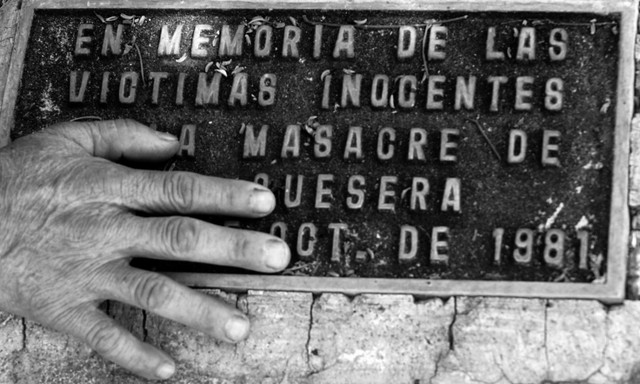 HistoriasAl_SV's tweet photo. Masacre de la Quesera. Entre el 21 y el 31 de octubre de 1981, en el área rural de los municipios de San Agustín, Jiquilisco y Berlín, ubicados en el depto de Usulután, murieron asesinadas a manos de los batallones Atonal, Pipil y Atlacatl de la FAES, más de quinientas personas. https://t.co/5JoBDlrD9V