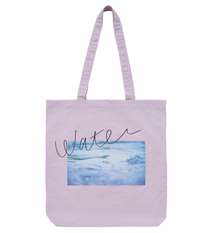 the_globe_tokyo's tweet photo. ⋱ water 上演中⋰
━━━
グッズ紹介👜roots of waterトート👜
━━━
お気づきでしたか？
丸山さんのルーツと、 劇中に登場するあの野菜。
２つの”roots”が込められた名前です。

そんな遊び心が隠された、普段使いにもピッタリの大容量トートバッグです✨
https://t.co/J4bknpe2rl

#water_stage https://t.co/l7POTn3XQD