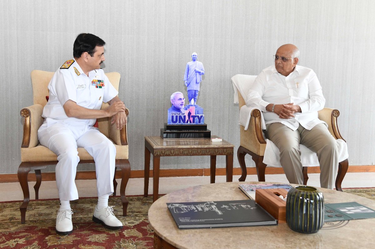 Bhupendrapbjp's tweet photo. Delighted to meet Vice Admiral Sanjay Vatsayan, Flag Officer Commanding-in-Chief of the Western Naval Command, in Gandhinagar.

We had an insightful discussion regarding the security of Gujarat’s strategic coastline and the various operational activities of the @indiannavy. The Western Naval Command plays a paramount role in safeguarding India's maritime borders and securing crucial trade and energy routes.

Conveyed my best wishes to him for a successful tenure.

@IN_WNC