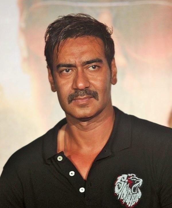 Its_CineHub's tweet photo. Ajay Devgn vs Akshay Kumar https://t.co/H5aWed0rjS